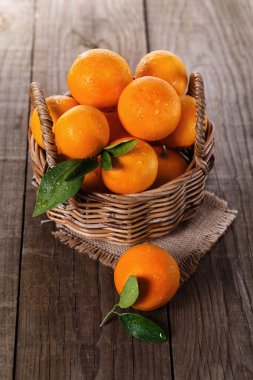 dokuma sepet içinde organik portakal