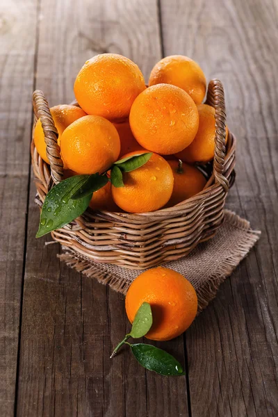 有机橘子在编织的篮子里 — 图库照片