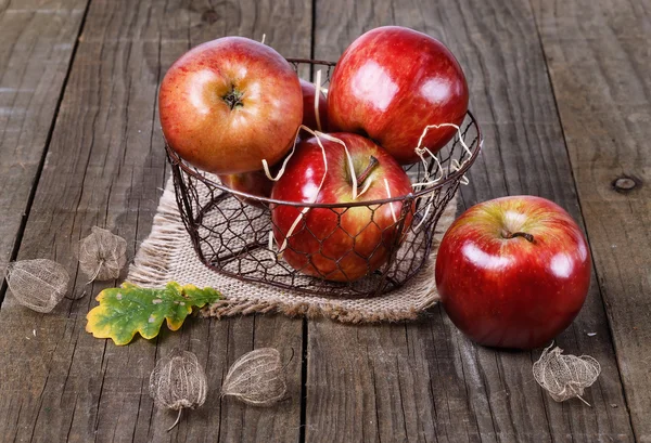 Яблука і фізіологічні лушпиння — стокове фото
