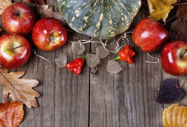 Outono (outono) ainda vida com abóbora, maçãs e folhas — Fotografia de Stock