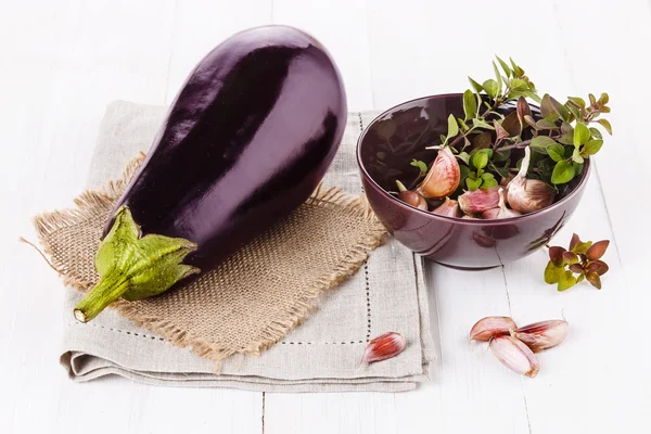 Single eggplant over white wooden background — Stock Photo, Image