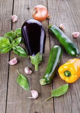 ahşap arka plan üzerinde renkli taze sebze