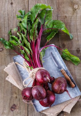 rustik ahşap arka plan üzerinde organik kırmızı pancar