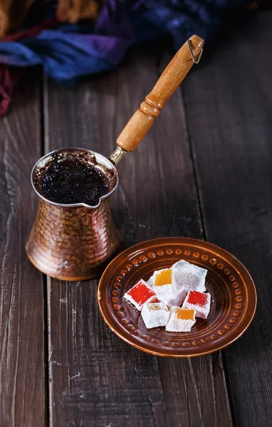 Café turco y Turquía Delicia sobre fondo de madera oscura — Foto de Stock