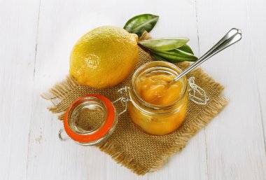 Beyaz ahşap zemin üzerinde Limon Lor