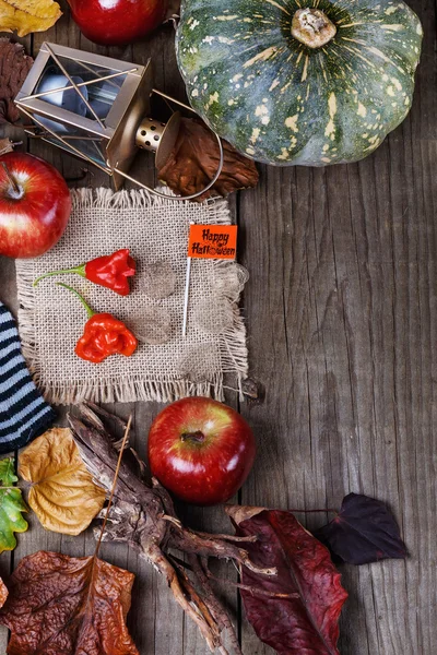 Fundo de Halloween com abóbora, maçãs e folhas — Fotografia de Stock