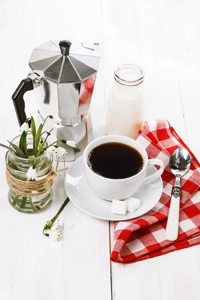 每天早上喝咖啡在白色的木制背景 — 图库照片