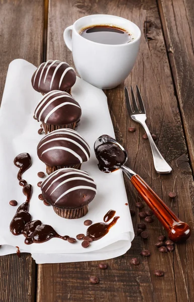 Muffin al cioccolato su sfondo di legno scuro — Foto Stock