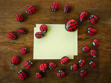 uğur böceği ve kağıt