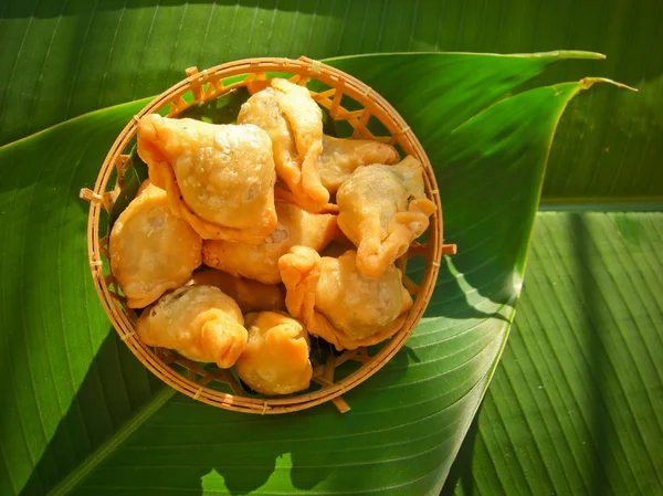 Dolce tailandese chiamato pan-klib o farina fritta ripiena di pesce — Foto Stock