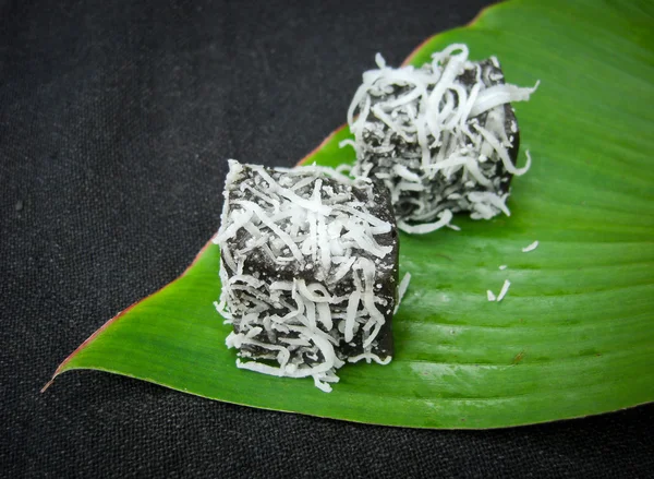 Dolce tailandese chiamato pieak-poon o budino dolce al cocco nero — Foto Stock