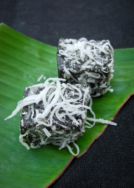 Thailändsk efterrätt kallas pieak-poon eller svart kokos söt pudding — Stockfoto