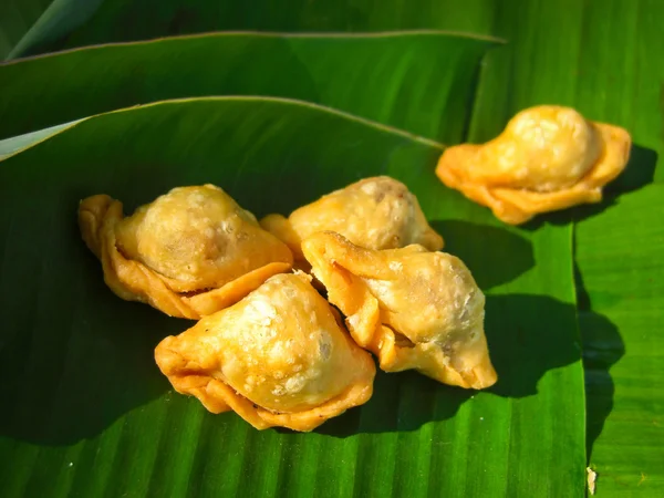 Tajski deser o nazwie klib patelni lub smażone mąki nadziewane rybami — Stok fotoğraf
