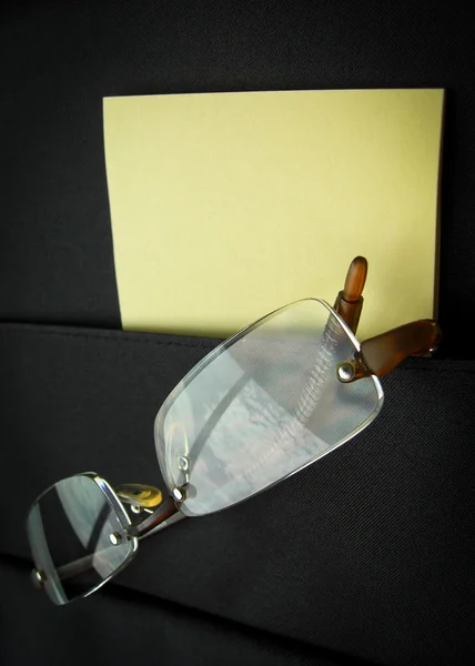 Brillen in werkmap zak met papieren — Stockfoto