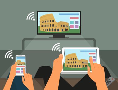 Multiscreen etkileşim. erkek ve kadın smartphone kullanarak tv gösterisinde katılıyor ve tablet pc