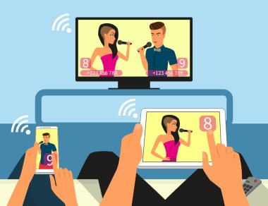 Multiscreen etkileşim. erkek ve kadın smartphone ve tablet pc kullanarak tv şarkıcı gösterisinde katılıyor