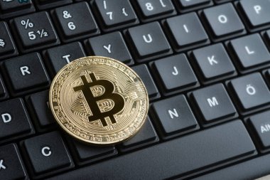 İstanbul, Türkiye - 27 Temmuz 2018: Bitcoin Sanal Para Biriminin Stüdyo Çekimi (Kripto Para Birimi)