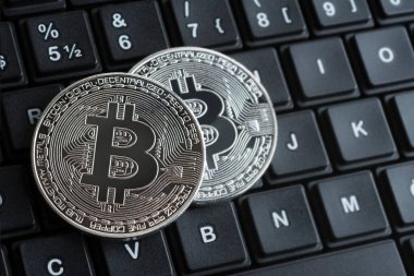 İstanbul, Türkiye - 27 Temmuz 2018: Bitcoin Sanal Para Biriminin Stüdyo Çekimi (Kripto Para Birimi)