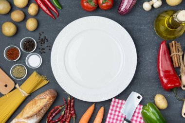 Yemek ve yemek konsepti. Organik İçindekiler, plaka üst görünümü ve boşluk kopyala.