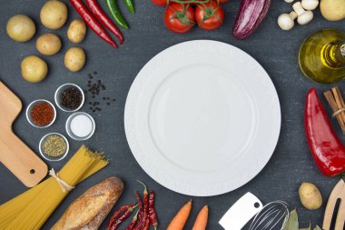 Yemek ve yemek konsepti. Organik İçindekiler, plaka üst görünümü ve boşluk kopyala.