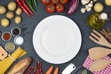 Yemek ve yemek konsepti. Organik İçindekiler, plaka üst görünümü ve boşluk kopyala.