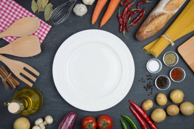 Yemek ve yemek konsepti. Organik İçindekiler, plaka üst görünümü ve boşluk kopyala.
