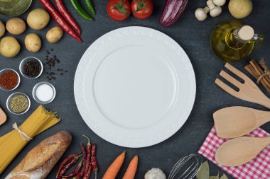 Yemek ve yemek konsepti. Organik İçindekiler, plaka üst görünümü ve boşluk kopyala.
