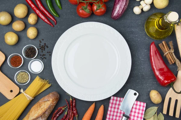 Yemek ve yemek konsepti. Organik İçindekiler, plaka üst görünümü ve boşluk kopyala.