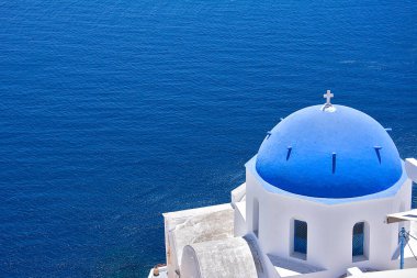 Santorini 'nin Mavi Kilise peyzajı