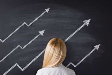 İş kadını kara tahtada ekonomi okları arıyor