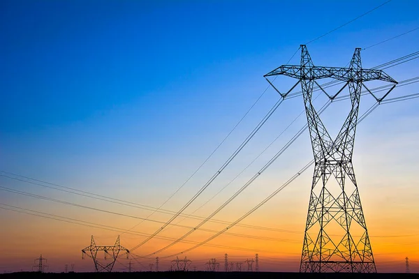 Şehirde güneş batan enerji direği