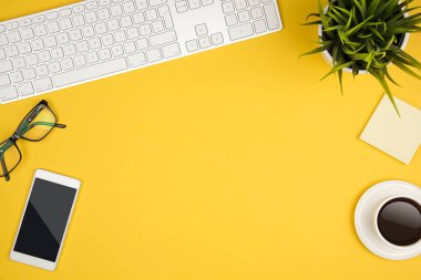 Ofiste çalışma masası, sarı masa. 