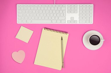 Pembe konsept, hava manzaralı çalışma masası