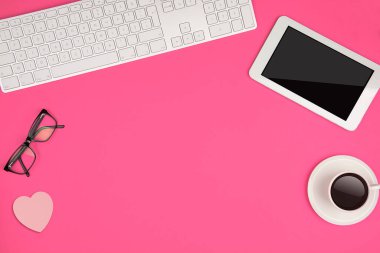 Pembe konsept hava görüntüleme çalışma tablosu