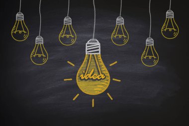 Tahtadaki sarı fikir ampulleri