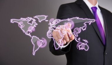 İş adamı dokunmatik ekran konsepti - Küresel iletişim