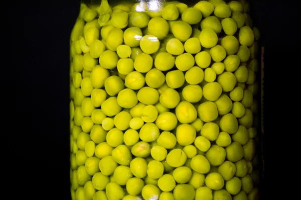 Siyah arkaplanda yeşil bezelyeler