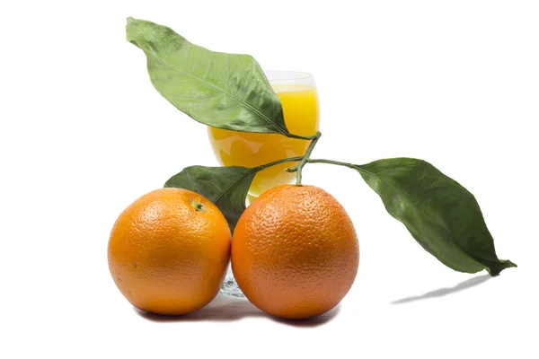 Orangensaft und Orangenscheiben isoliert auf weiß — Stockfoto