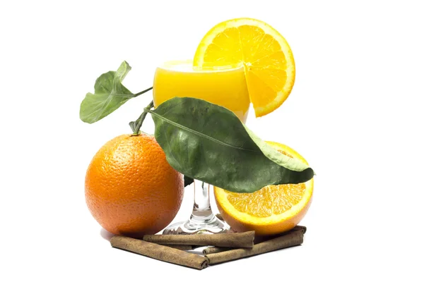 Jugo de naranja y rodajas de naranja aisladas sobre blanco — Foto de Stock