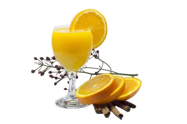 Jugo de naranja y rodajas de naranja aisladas sobre blanco —  Fotos de Stock