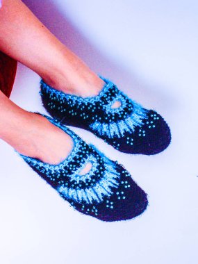 Yün terlikler mavi renkli eller örgü örme mevsimi 