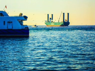 Feribot konteynır gemisi mavi deniz manzarası 