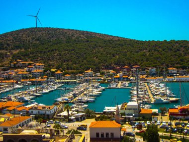 marina tekneleri rüzgar enerjisi yeşil tepe mavi gökyüzü