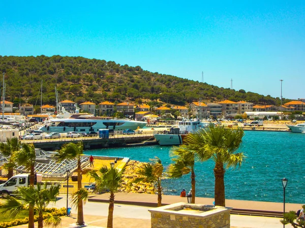 Marina Boot Yacht Pier Palmen Stadtblick Blauer Himmel Blaues Meer — Stockfoto