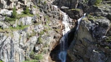 İnsansız hava aracı tarafından yakalanan dağlarda şelale. Yüksek kalite 4k görüntü