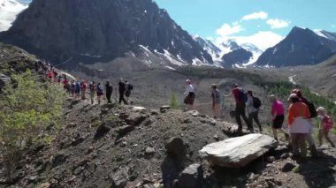 Dağlarda yürüyüş yapan bir grup insan. Yüksek kalite 4k görüntü