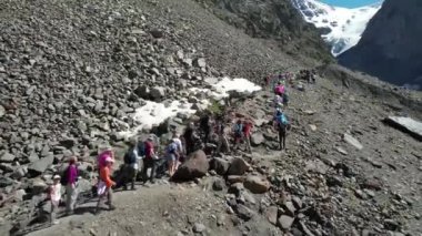 Dağlarda yürüyüş yapan bir grup insan. İnsansız hava aracı görüntüleri