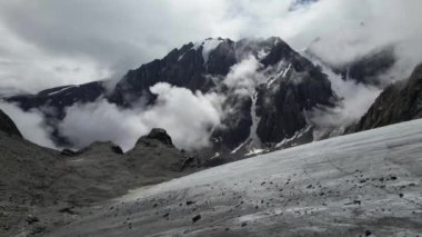 Kar kayalıkları insansız hava aracıyla yakalandı. Yüksek kalite 4k görüntü