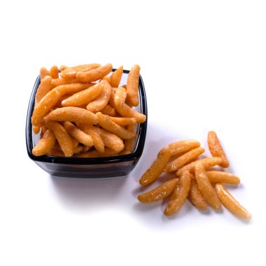 Siyah cam kasede şişirilmiş pirinç. Beyaz arka plana yakın. Yüksek kalite fotoğraf