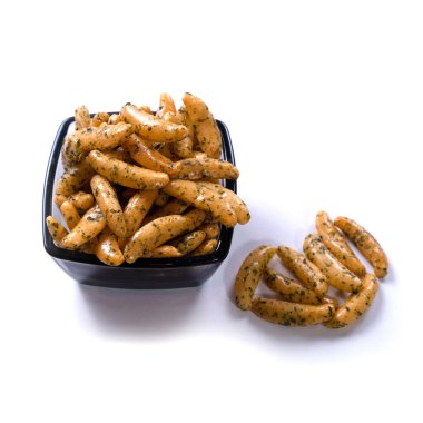 Siyah cam kasede kabarmış pirinç wasabi beyaz arka planda kapanıyor. Yüksek kalite fotoğraf